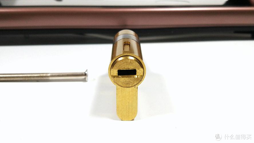 上端设计有便于搬运的提手结构,侧面黏贴有产品简单的生产信息贴纸